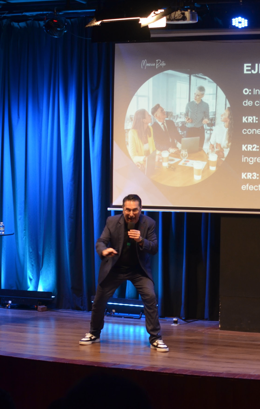 Mauricio presentando en vivo