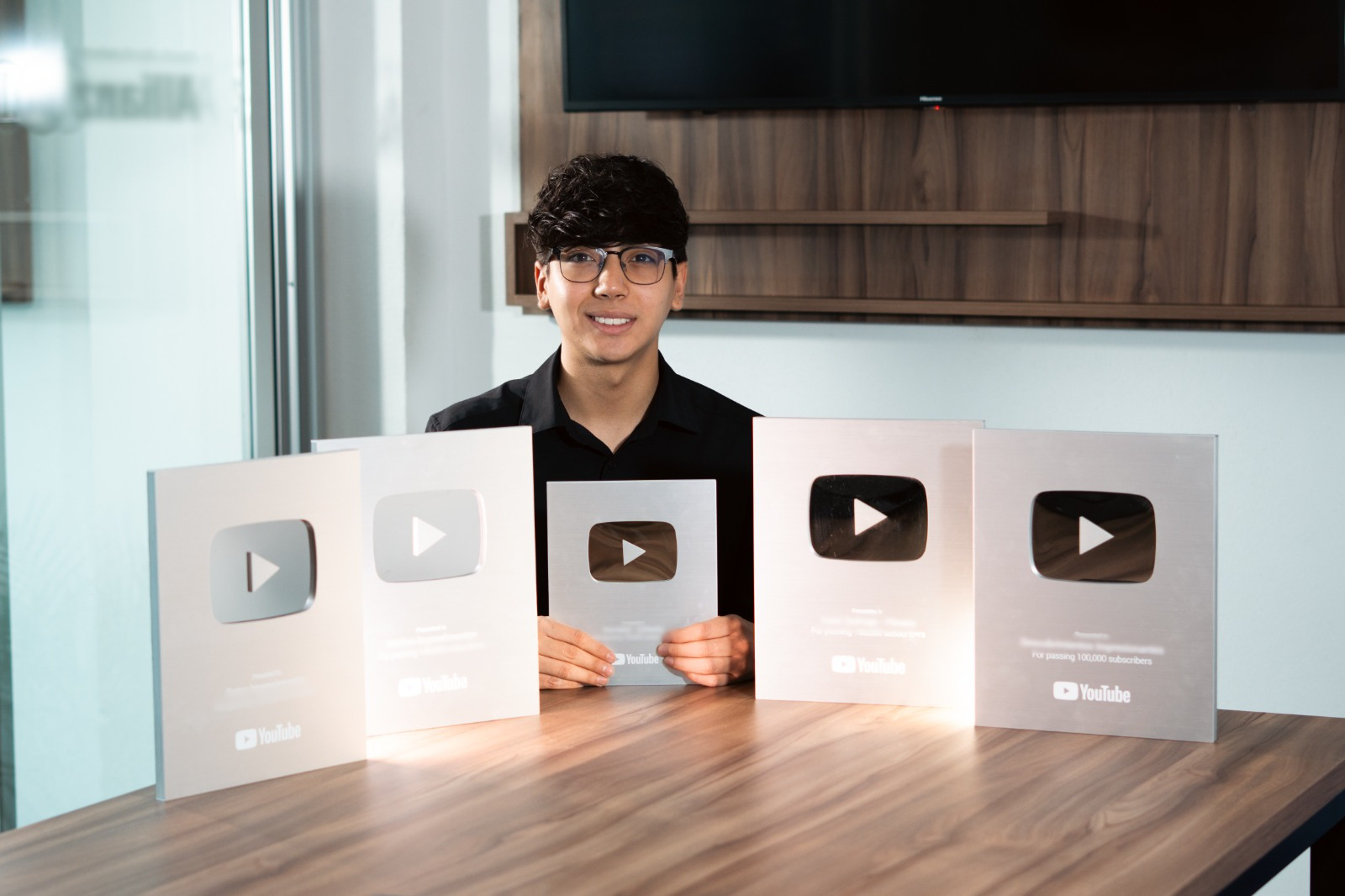 Creador de QS Media con cinco placas de YouTube