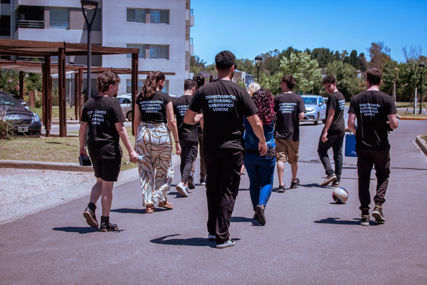 Equipo de Social Media Lab caminando